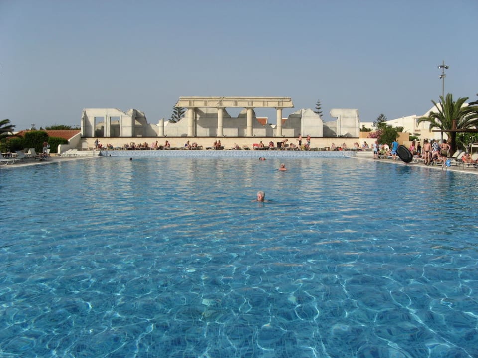 Het grootste zwembad Kipriotis Village Resort