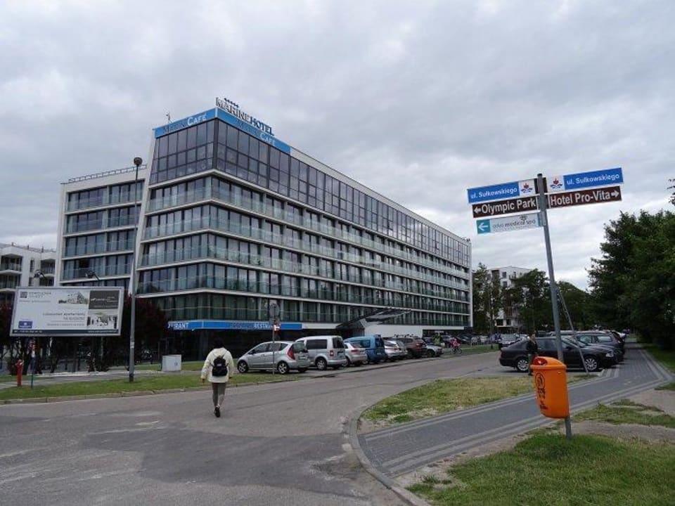 Frontowy widok na hotel Marine Hotel by Zdrojowa