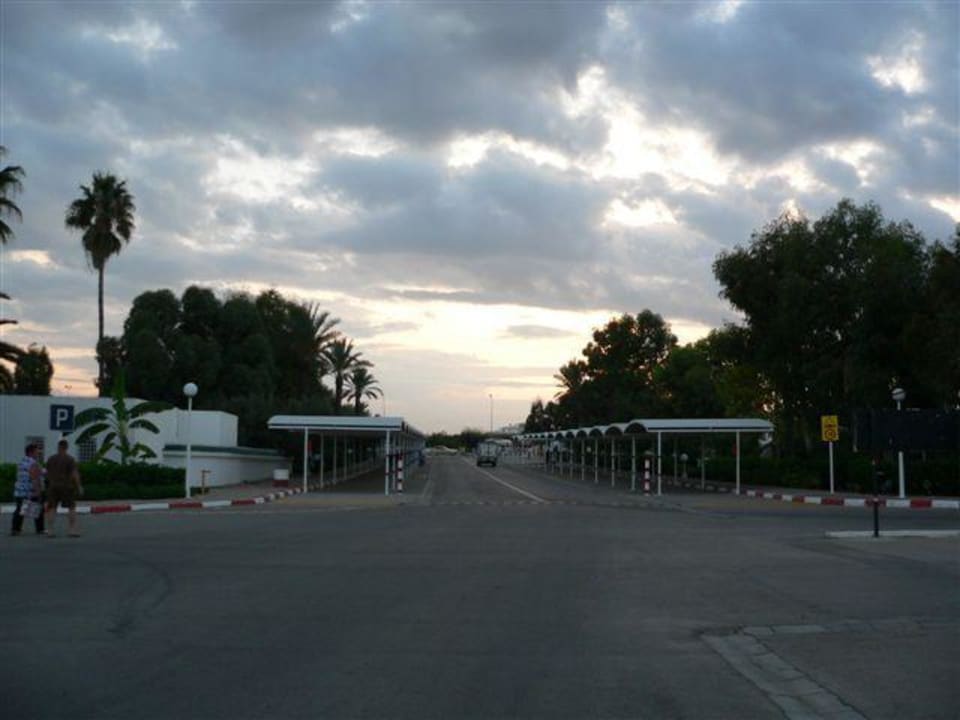 Blick über die Parkplätze in Richtung Strasse El Mouradi Club Kantaoui