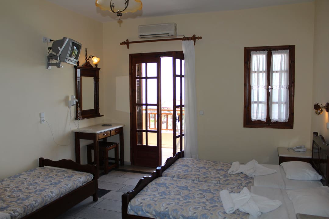 Spartanisch aber sauber Hotel Kampos Village Resort