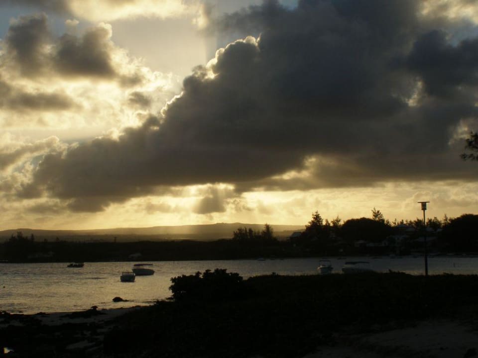 Abendstimmung in der Lagune Le Peninsula Bay Beach Resort & Spa