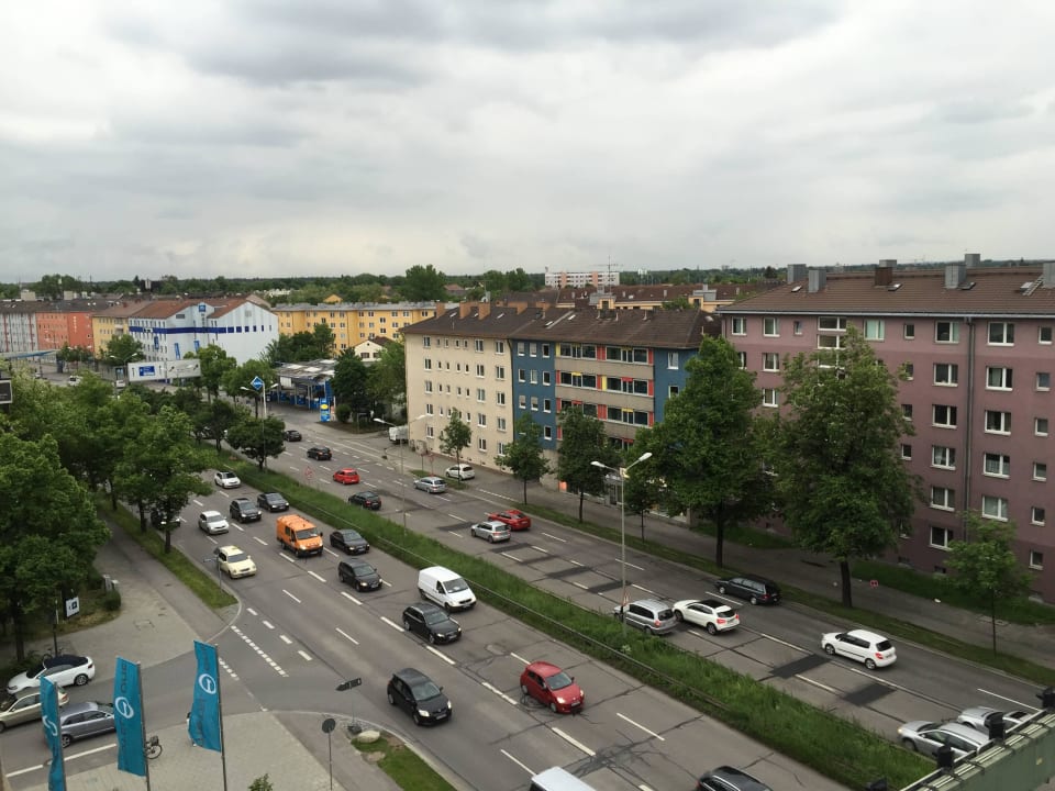 Strasse vorm Hotel Motel One München-Campus