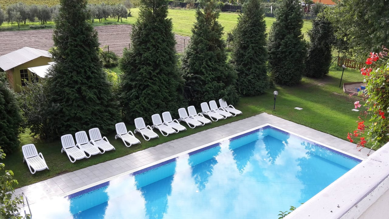 Blick vom Balkon auf den Pool Ambassador Suite Hotel