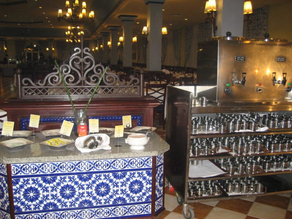 Kaffee- und Teekannen, Teeautomat Hotel Riu Chiclana