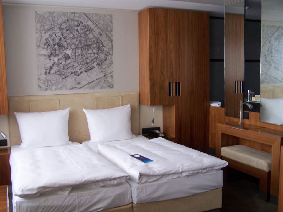 Blick zum Bett  NYX Hotel Erfurt