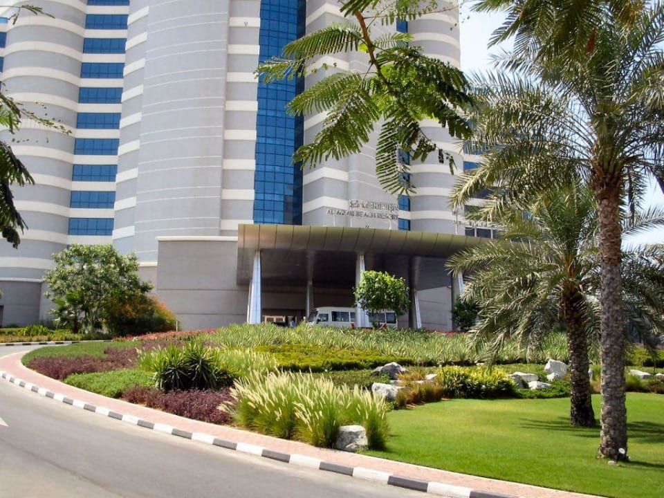 Eingang Hotel Le Meridien Al Aqah Beach Resort