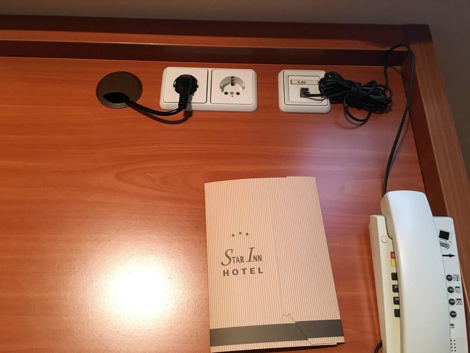 Steckdosen und Telefon am Schreibtisch Star G Hotel München Schwabing