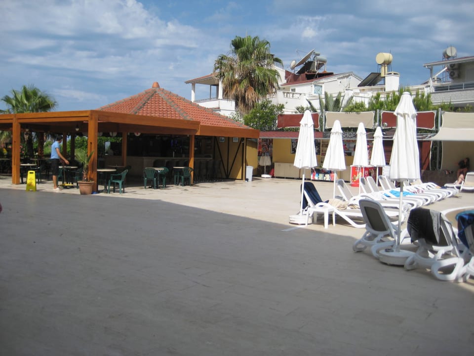 Blick zur Poolbar Club Dizalya