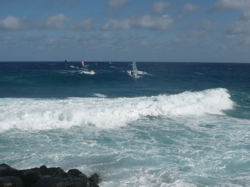 Surfer auf dem Atlantik Hotel Sands Beach Resort