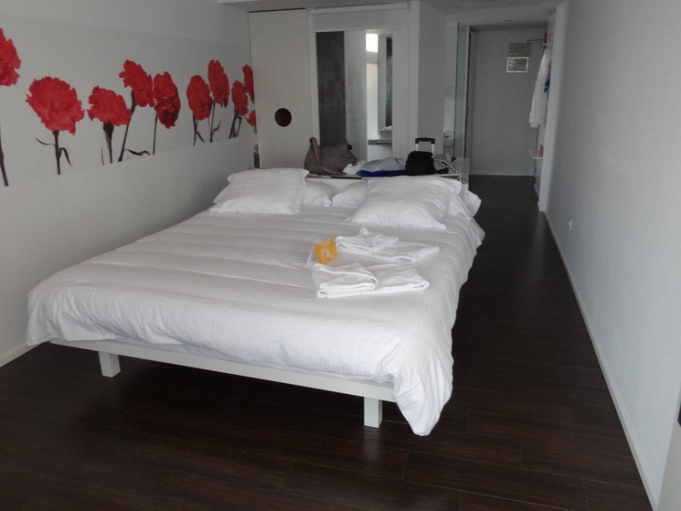 Bett mit Blick aus Meer Iberostar Waves Bahia de Palma