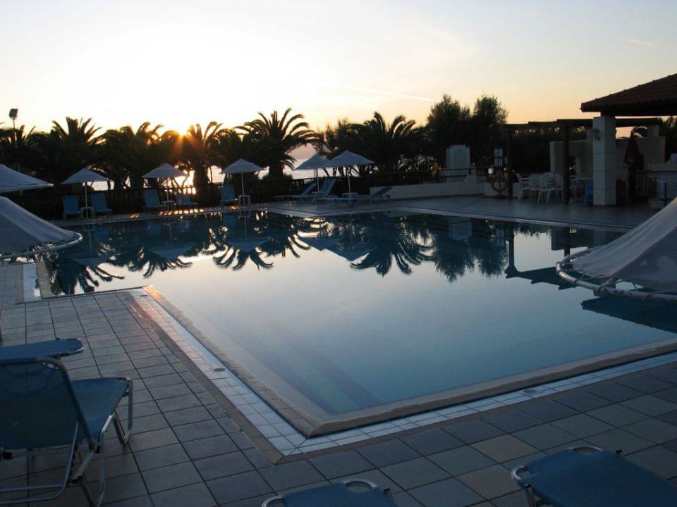 Pool im Sonnenuntergang Iberostar Waves Creta Panorama & Mare