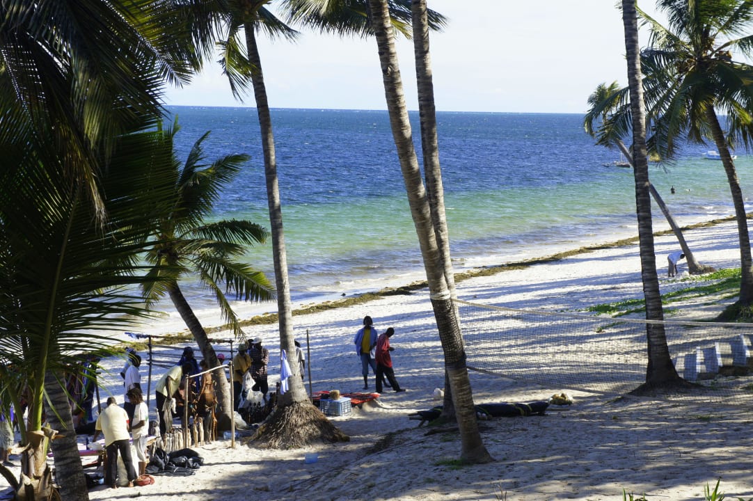 Tubylcy na plaży PrideInn Flamingo Beach Resort & Spa