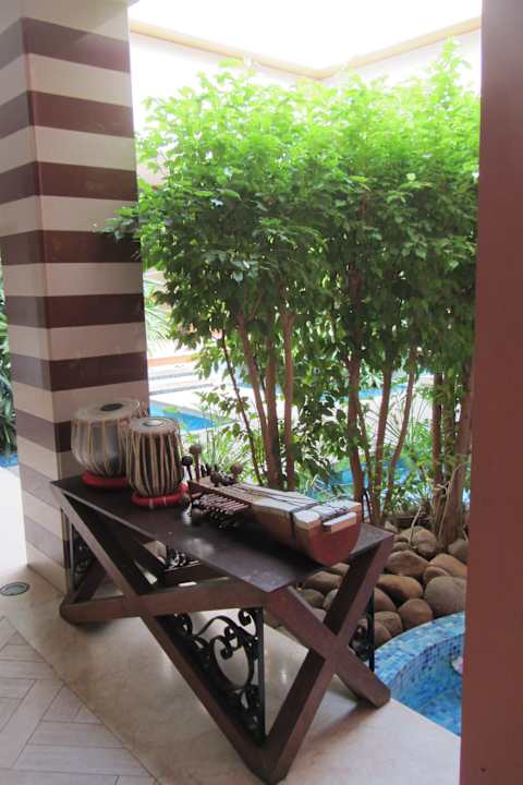 Zweigeteiltes Restaurant  Hotel Sangam