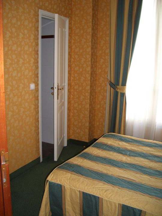 Aus der Eingangstür fotografiert Hotel Viator - Gare de Lyon