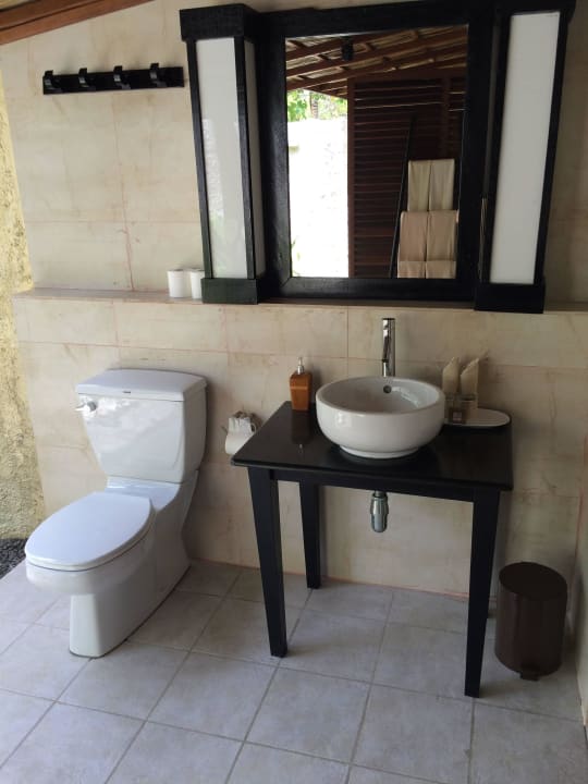 Badezimmer WC und Waschbecken Beachbungalow Kuredu Island Resort & Spa