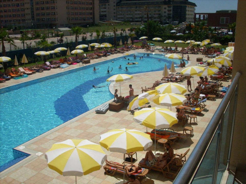 Pool, im Hintergrund Zufahrtsstraße Solivia Hotel