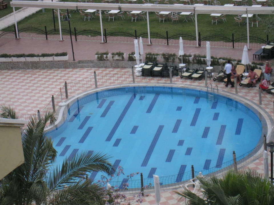 Вид из номера на  бассейн Belek Beach Resort Hotel