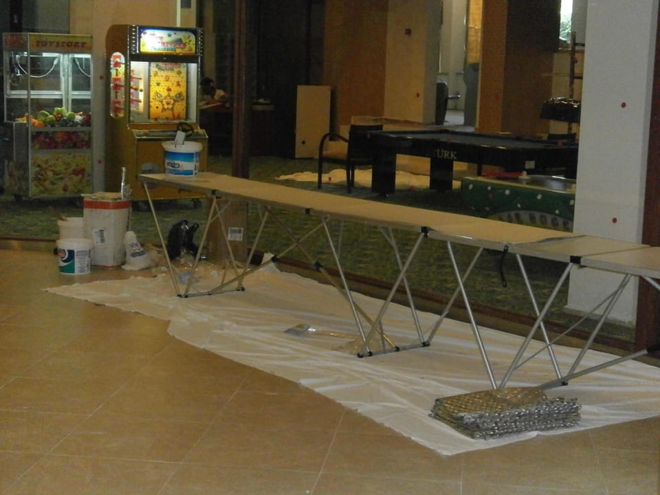 Tapezierarbeiten bei der Spielhalle VONRESORT Golden Coast