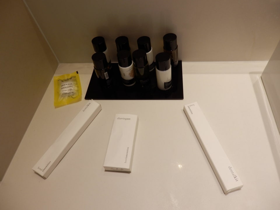 2 Zahnbürsten, 1 Rasierer, Bodylotion, Shampoo,etc. Princess Andriana Resort & Spa