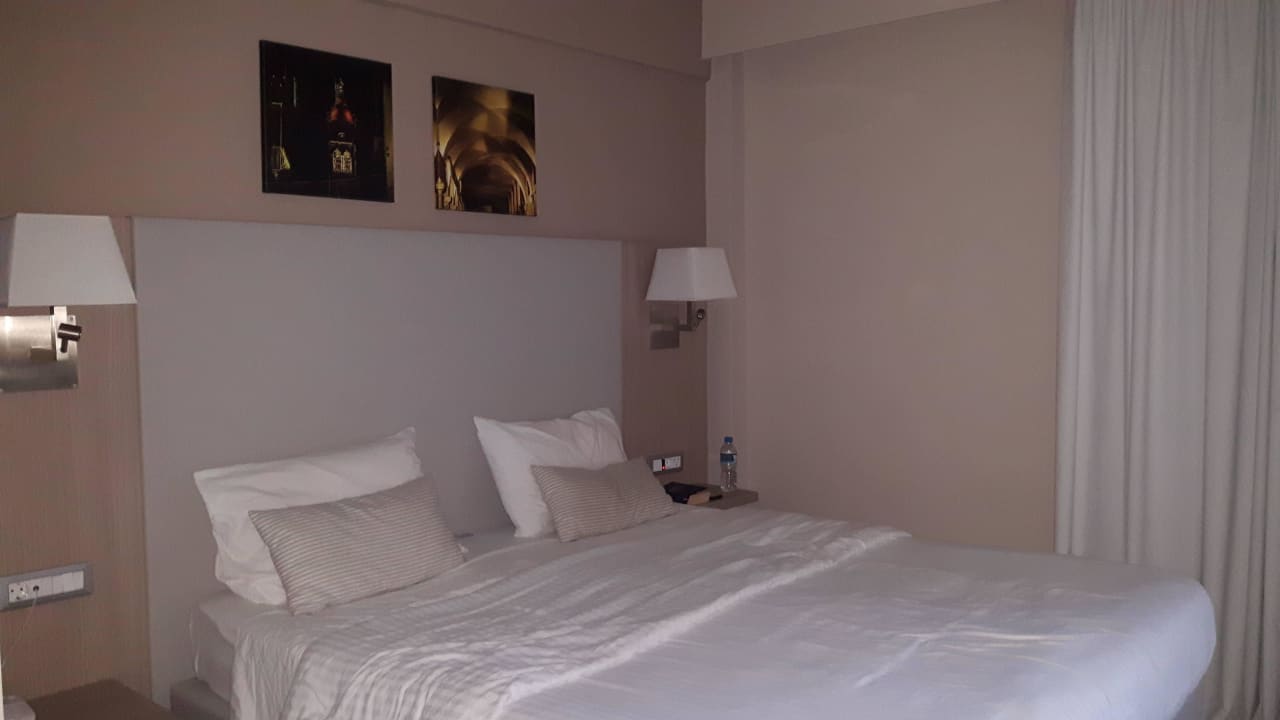 Unser tolles Bett im Studio Acharavi Beach Hotel