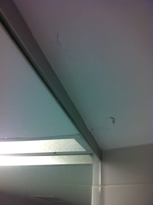 Bad  mit Lampe und Deckenfarbe All In Red Thermenhotel