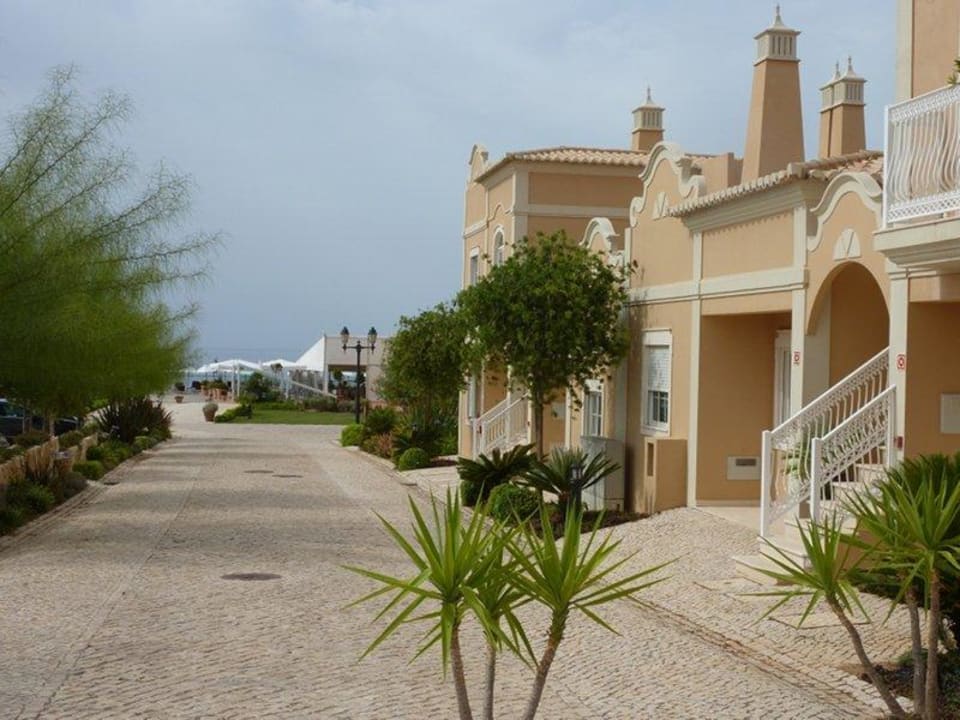 Weg zwischen Parkplatz und Zimmern Richtung Lokal Vila Alba Resort
