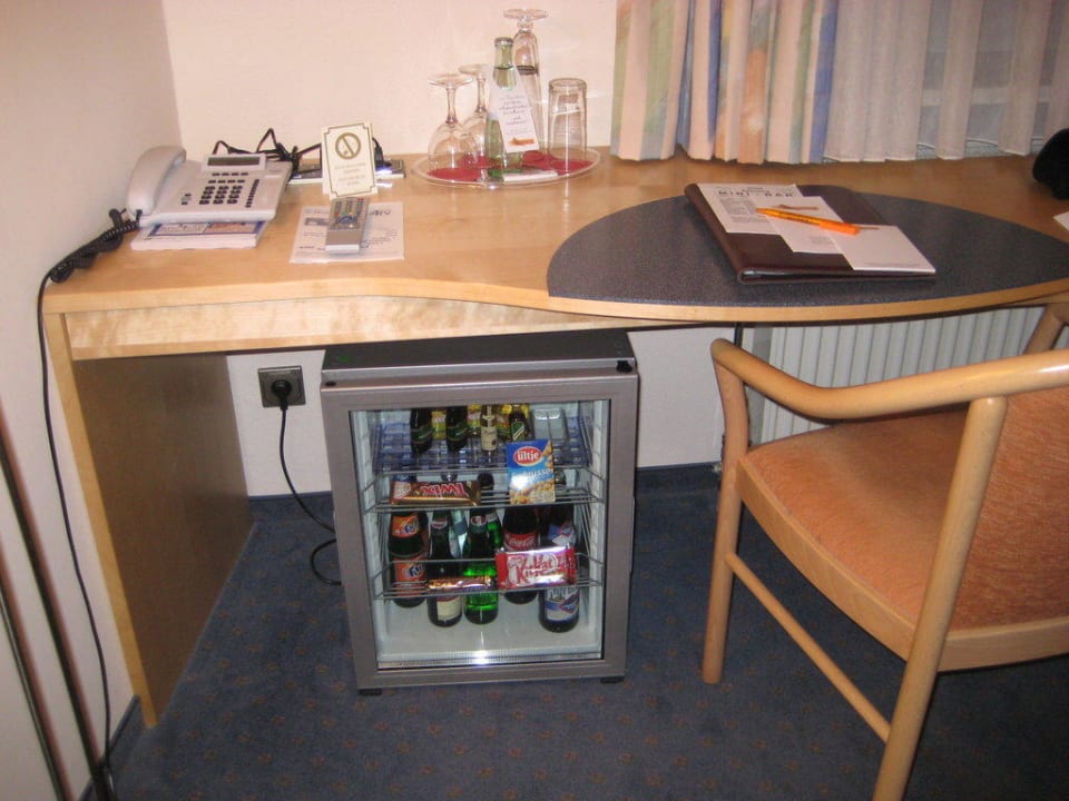 Minibar und Schreibtisch  Hotel Spitzberg