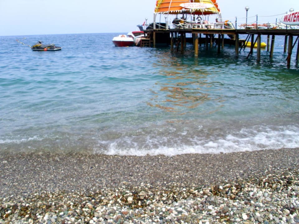 Strand mit Blick auf den Wassersport Armas Gül Beach