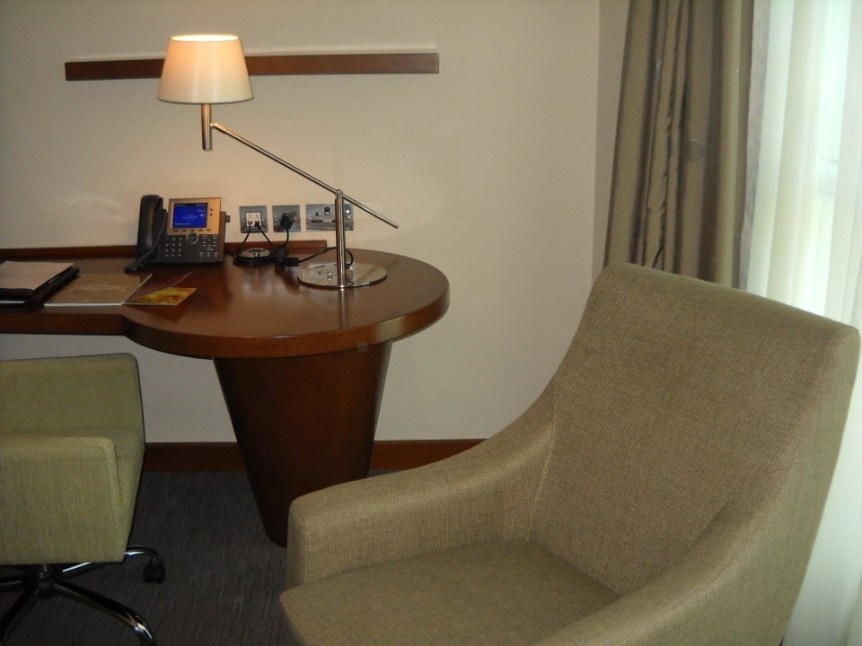 Zimmer Sessel Schreibtisch Tisch Grand Millennium Al Wahda Abu Dhabi