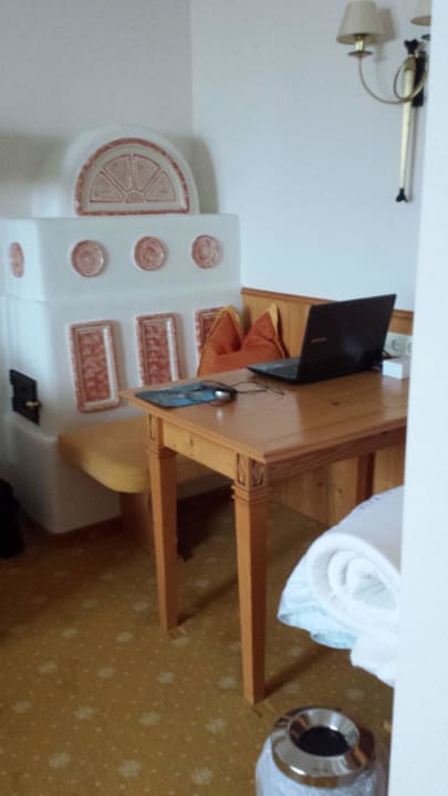 Kachelofen in der Suite, schöne Sitzecke ! Hotel Salzburger Hof