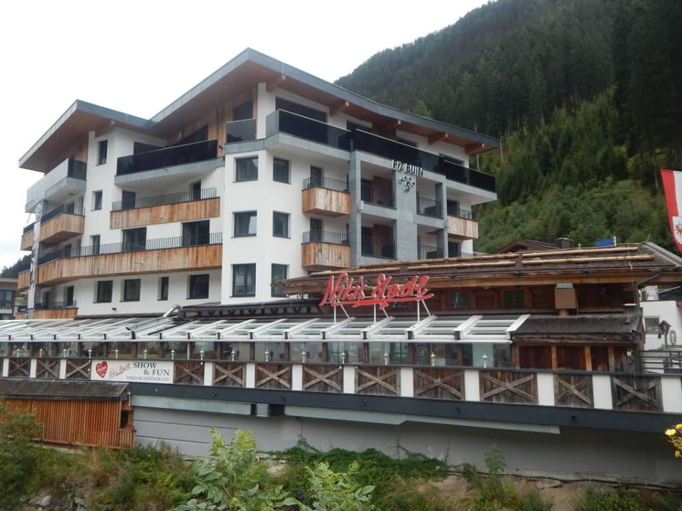 Hotel aussen von anderer Seite Hotel Piz Buin