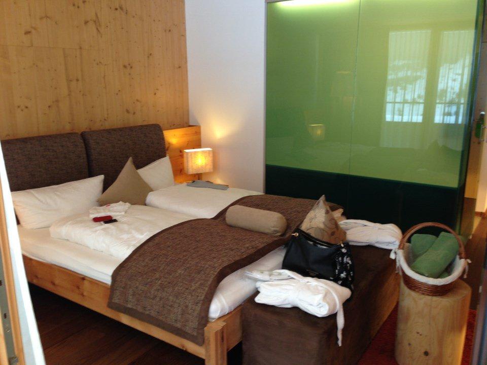 Zimmer mit Holzstock zum Sitzen Spa Hotel Zedern Klang