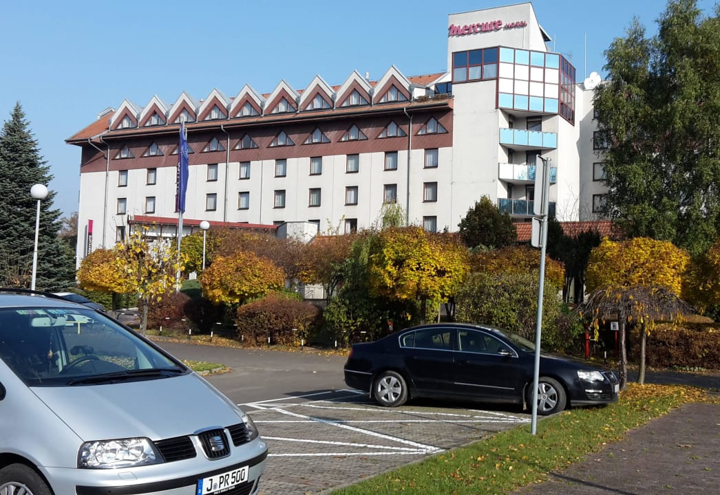 Nur wenige Schritte vom Parkplatz zum Hoteleingang Hotel Mercure Jelenia Gora