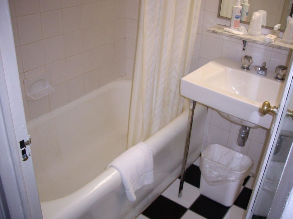 Badansicht , Wanne und  Waschbecken New York's Hotel Pennsylvania