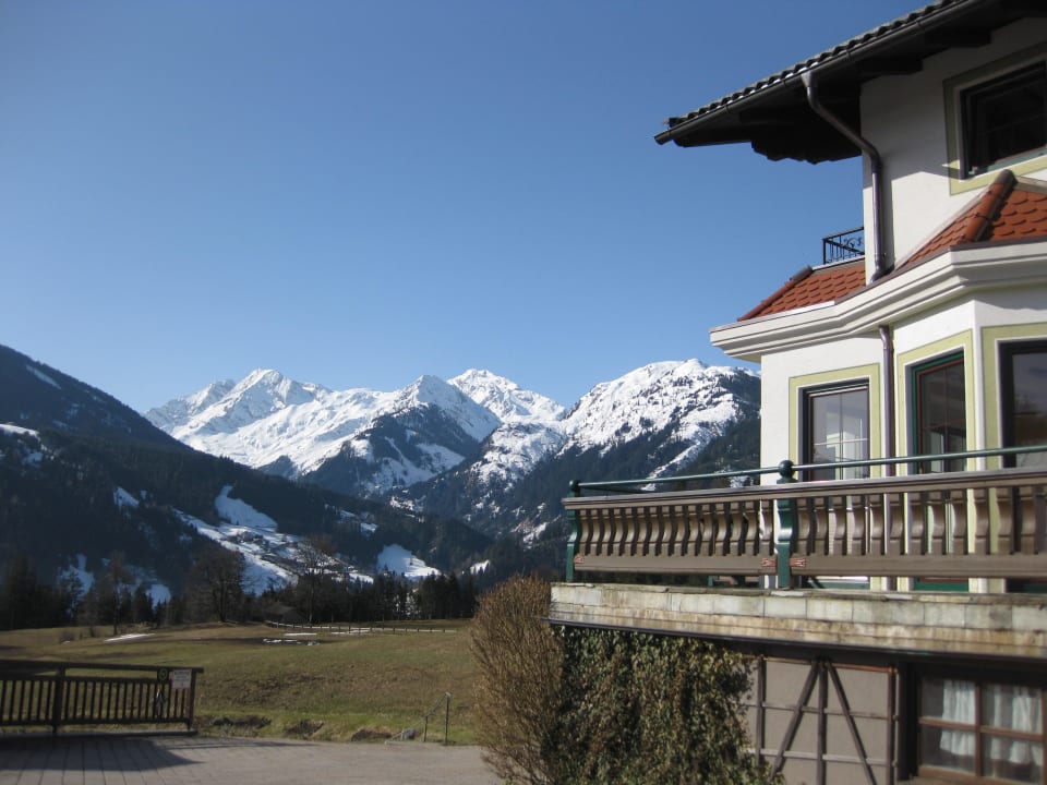 Haupthaus mit Blick auf 3000er Gut Sonnberghof Naturhotel