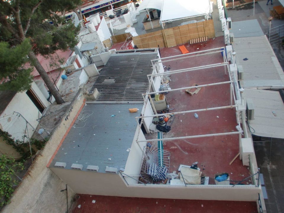 Ausblick aus Zimmer 120 eine Zumutung! Hotel BelleVue Vistanova