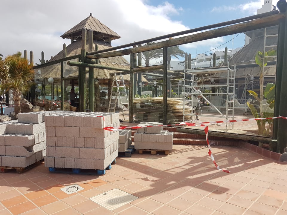 Baustelle der Poolbar. Wird kernsaniert H10 Timanfaya Palace - Adults only
