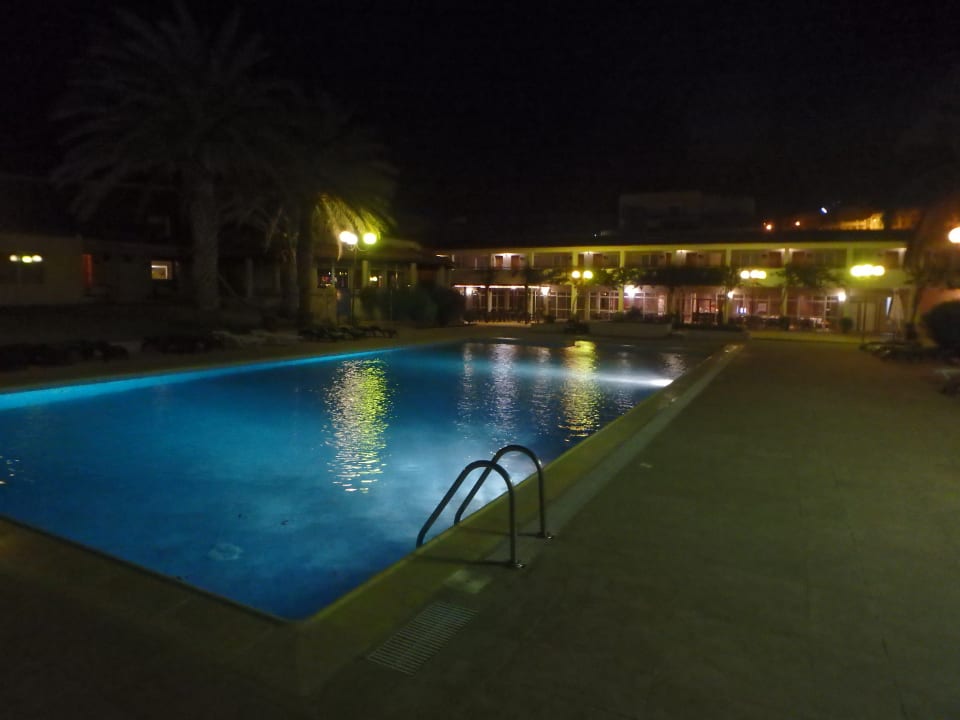 Nachtaufnahme des Hotelpools Pestana Trópico