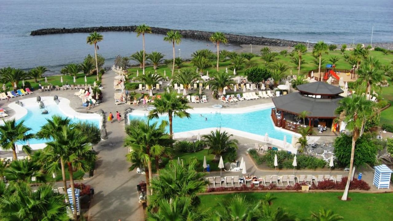 Gartenanlage mit Poolbereich und Meerblick Hotel Riu Palace Tenerife