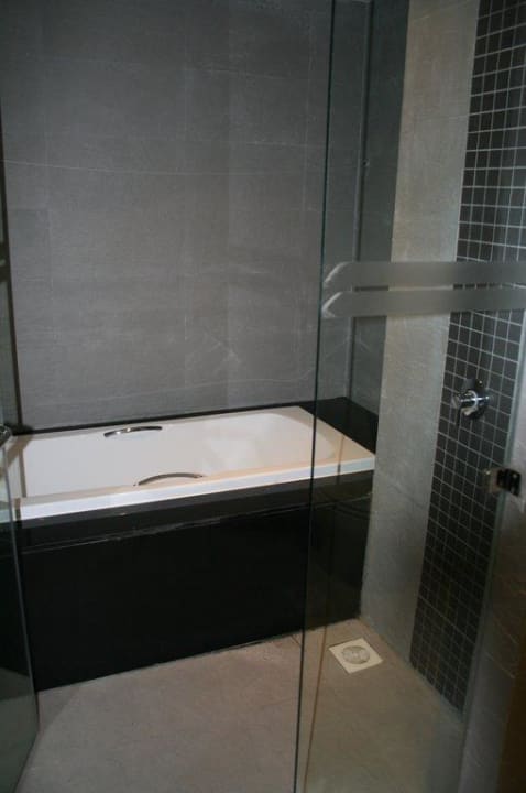 Bad mit Badewanne und Dusche Peace Laguna Resort and Spa