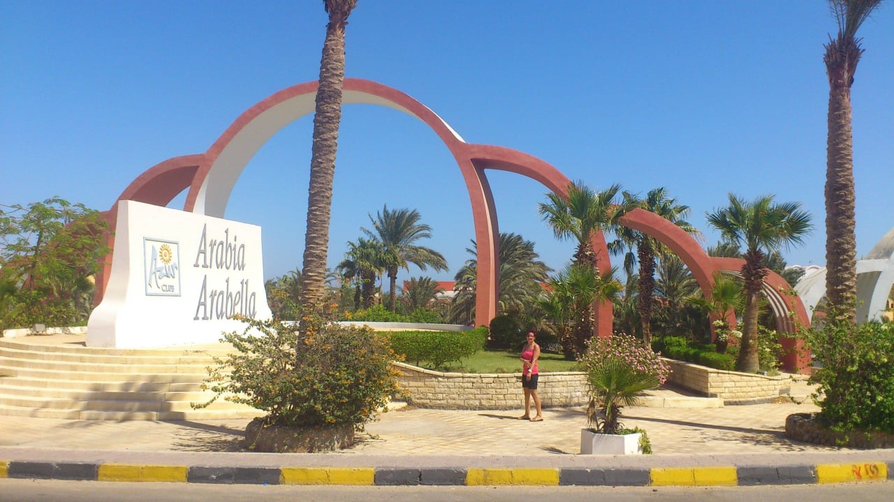 Vor dem Hotel Arabia Azur Resort