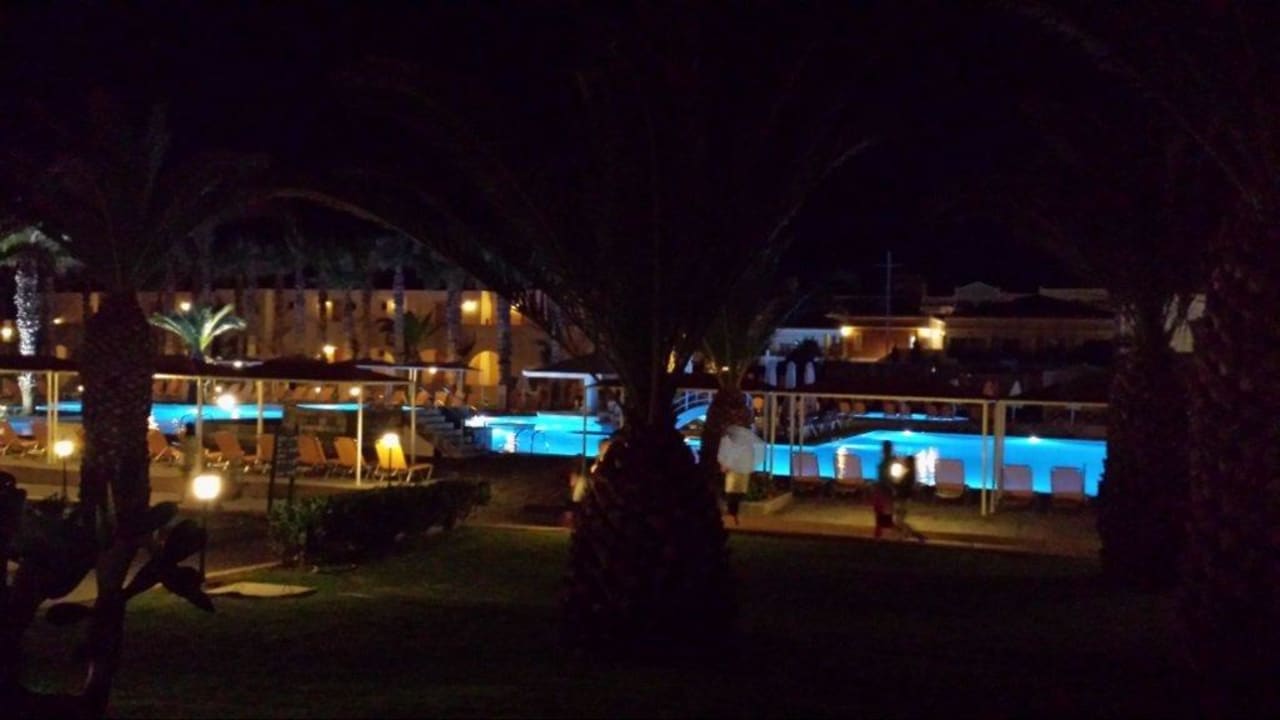 Pool bei Nacht, Blick von der Zimmerterrasse Porto Bello Beach