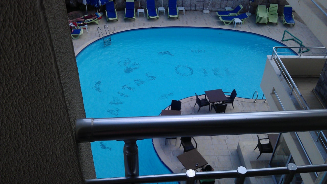 Pool vom Treppenhaus La Vita's Hotel