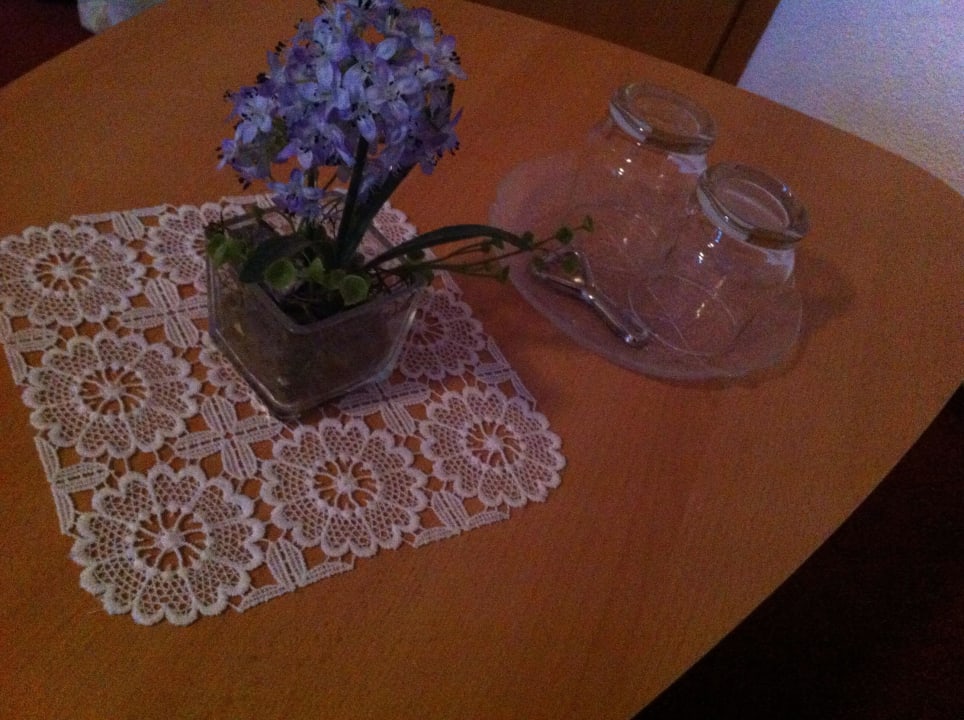 Häkeldeckchen, Kunstblume und Bieröffner, eigentümliche Deko Hotel Zum Alten Brauhaus