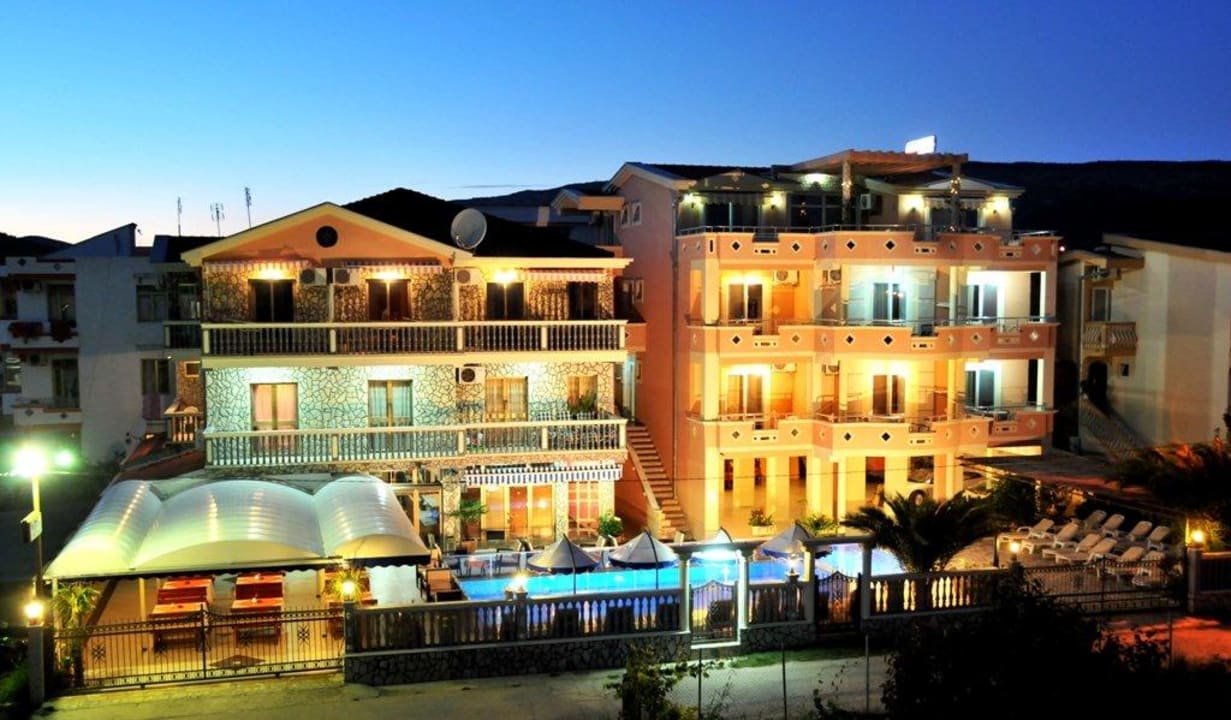 Aussenansicht bei Nacht Villa Primafila