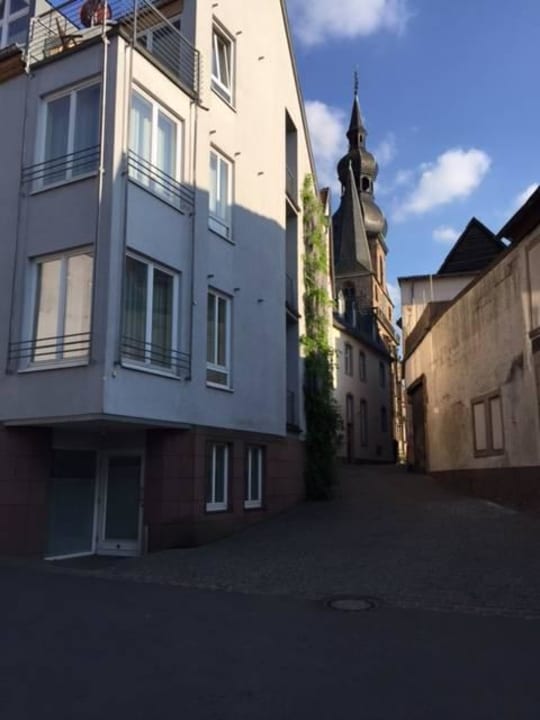 Blick auf Basilika, davor links das Hotel Angel's - das hotel am fruchtmarkt