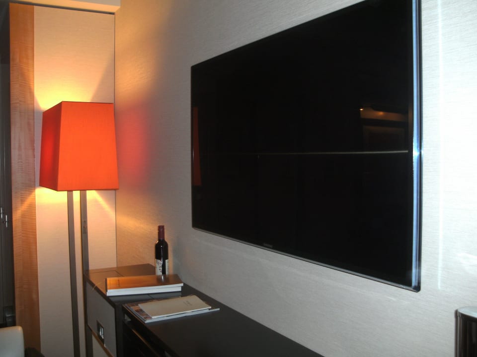 Riesiger Flachbild-TV Waldorf Astoria Berlin