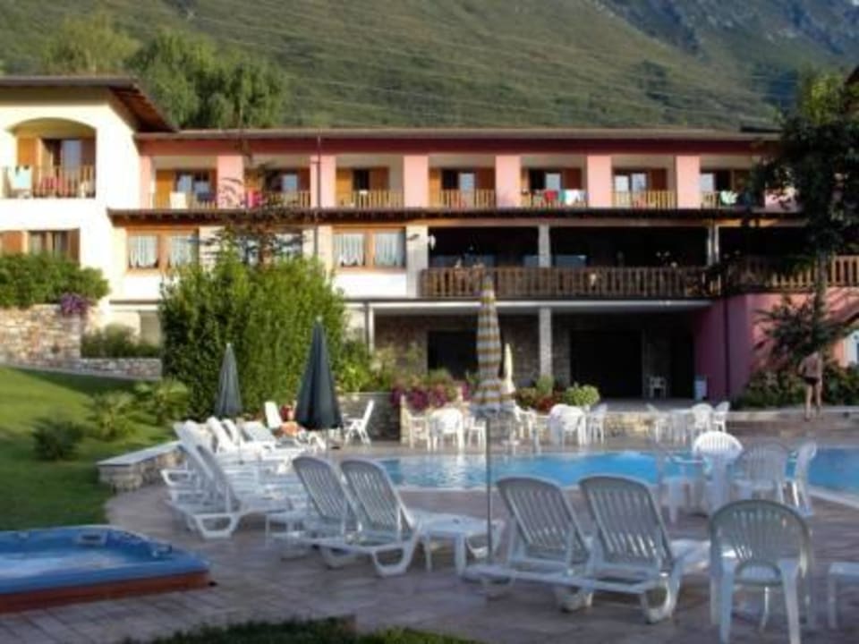 Pool und Hotel (Sonnenuntergang) Park Hotel Val Di Monte