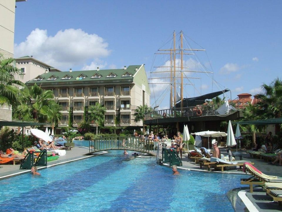 Hauptpool am Tag Can Garden Resort