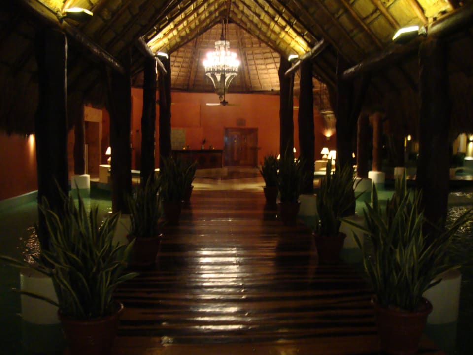 Weg zur Rezeption des Lindo Iberostar Selection Paraiso Maya Suites